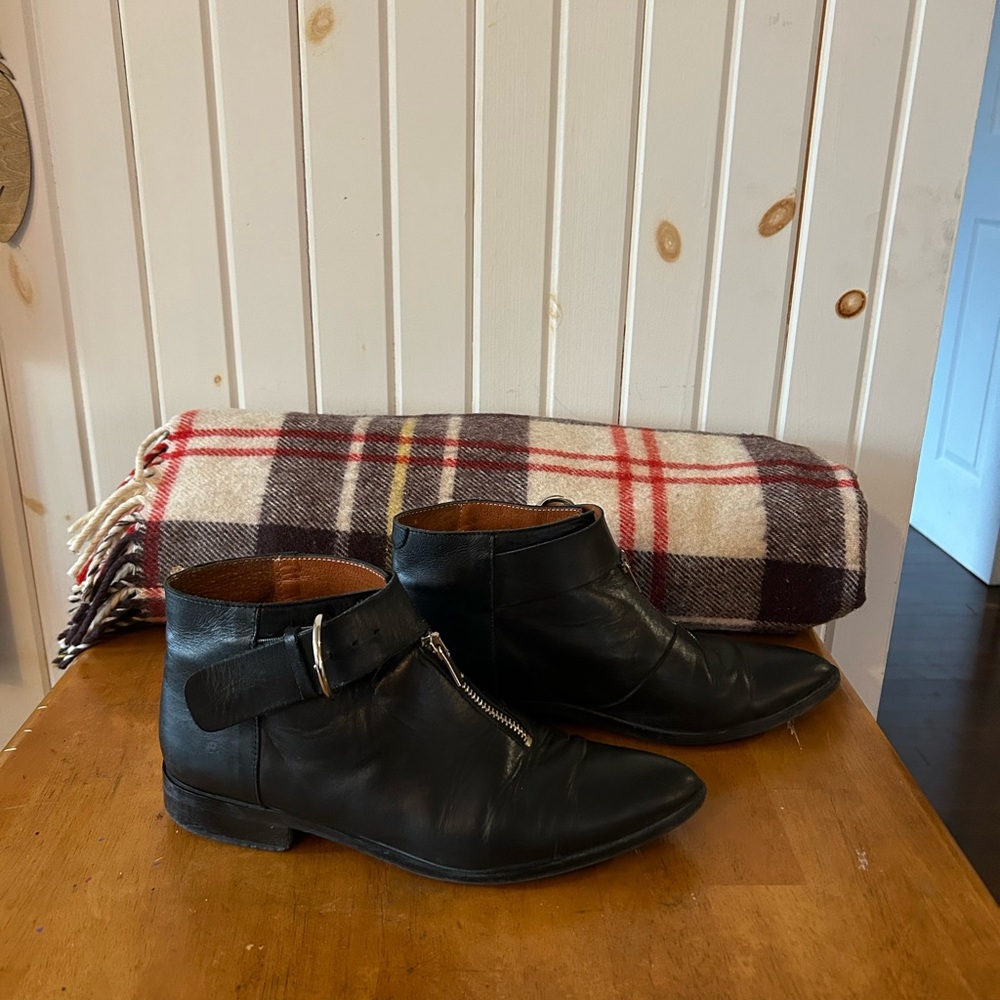 Elegant Leather Black Ankle Boots with Zipper Detail - size 9